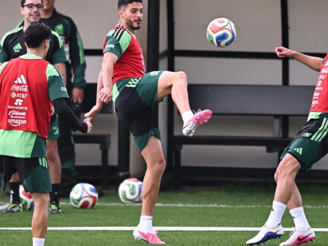 Mexico, Korea eye World Cup knockout