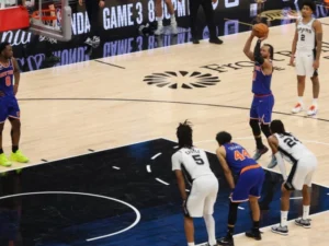 Knicks hold off Spurs 105-104