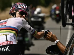 Tour de France yellow jersey protocol